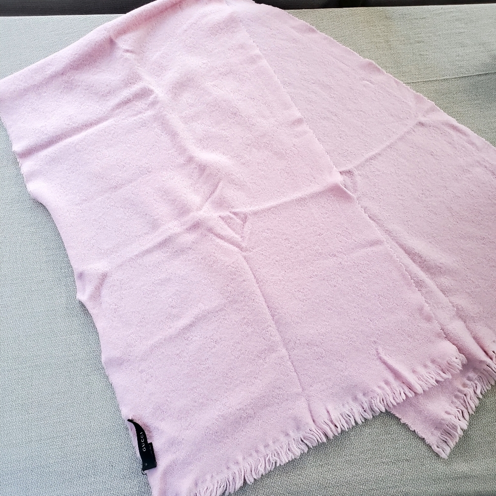 Authentic Gucci Pink Knit Scarf